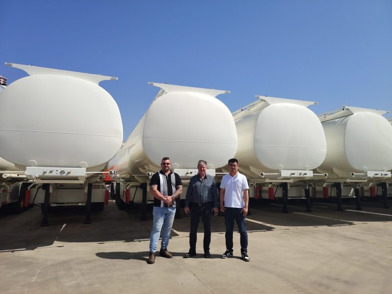 Client australien en visite à l'usine de remorques CHENLU