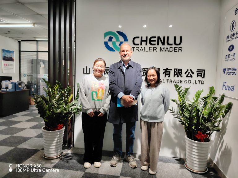 Client pakistanais examinant des semi-remorques chez CHENLU