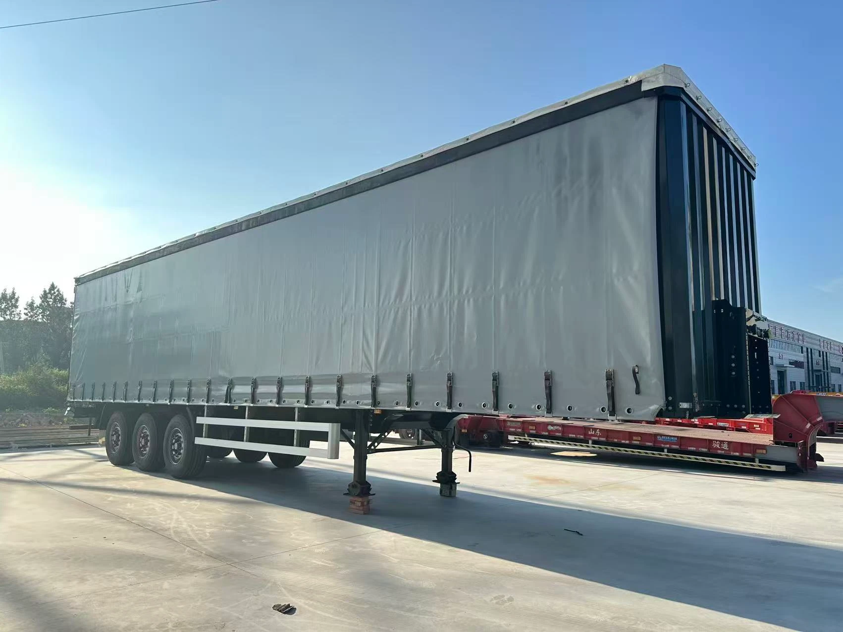 Semi-remorque à rideaux coulissants de 12,75 m à 3 essieux avec portes arrière